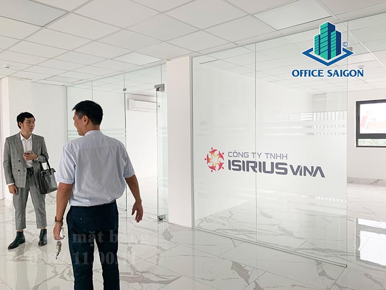 Khách xem mặt bằng thực tế tại văn phòng cho thuê Aspace building quận 2