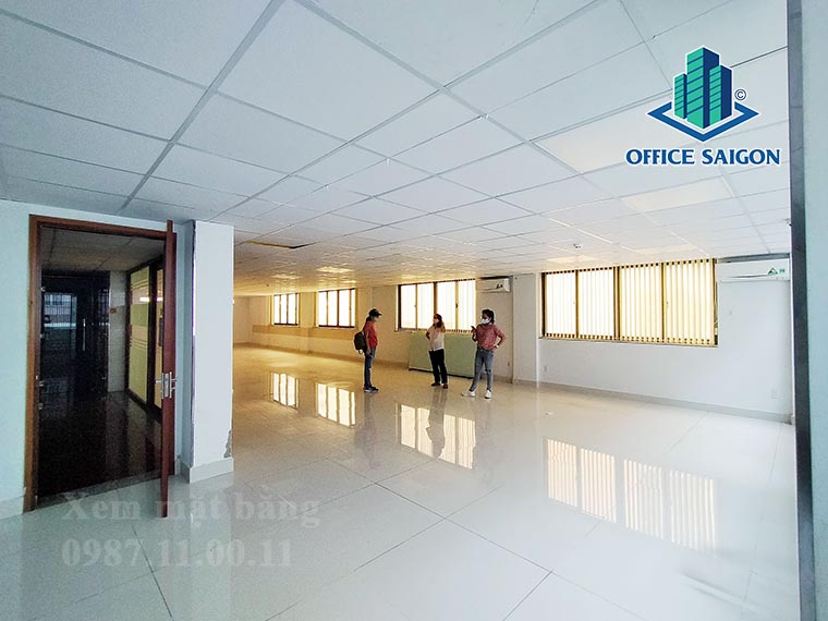 Khách xem mặt bằng 110m2 tại tầng 2 văn phòng cho thuê TNL building quận 1