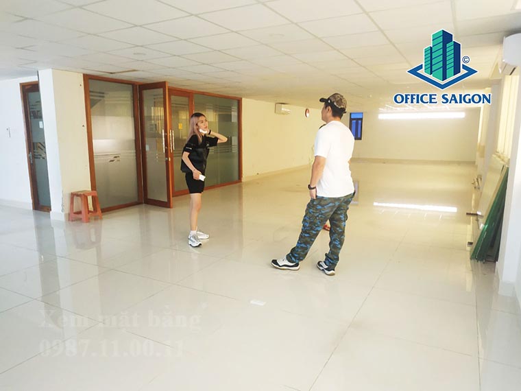 Khách xem mặt bằng 180m2 tại tầng 3 văn phòng cho thuê TNL building quận 1