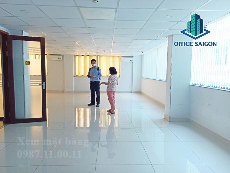 Khách xem mặt bằng 70m2 tại tầng 2 văn phòng cho thuê TNL building quận 1
