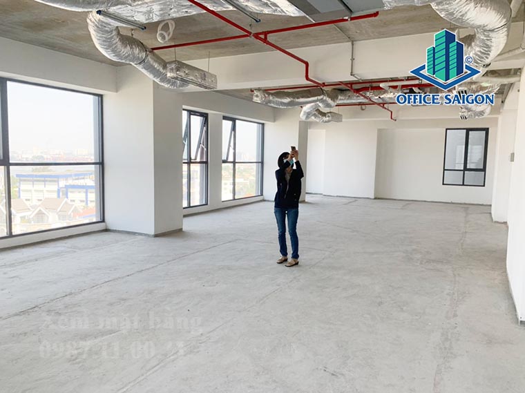 Khách xem mặt bằng 110m2 tại tầng 12 văn phòng cho thuê WorcQ2 building quận 2