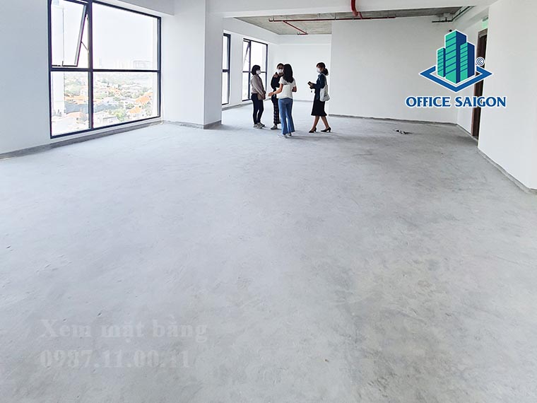 Khách xem mặt bằng thực tế tại tầng 12 văn phòng cho thuê WorcQ2 building quận 2