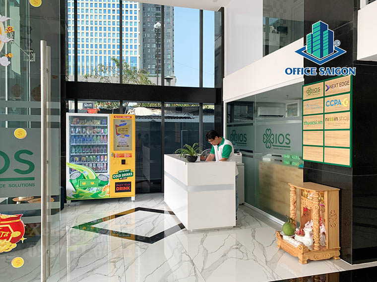 Lễ tân tại tầng trệt văn phòng cho thuê IOS building quận Bình Thạnh
