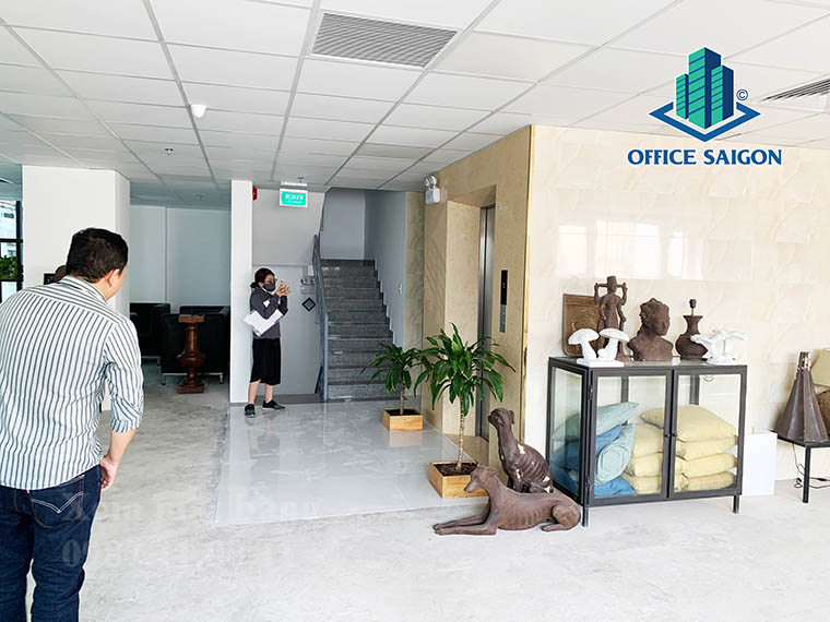 Khách khảo sát mặt bằng tại văn phòng cho thuê IOS building quận Bình Thạnh