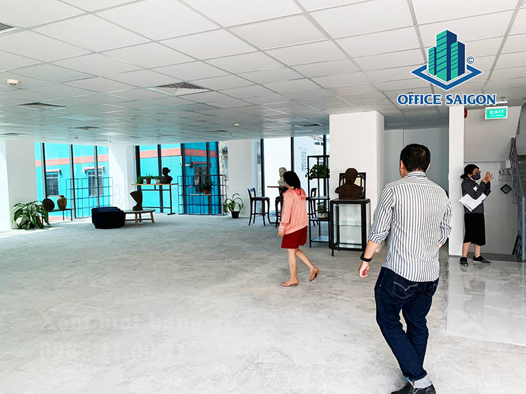 Khách xem mặt bằng tại tầng 2 văn phòng cho thuê IOS building quận Bình Thạnh