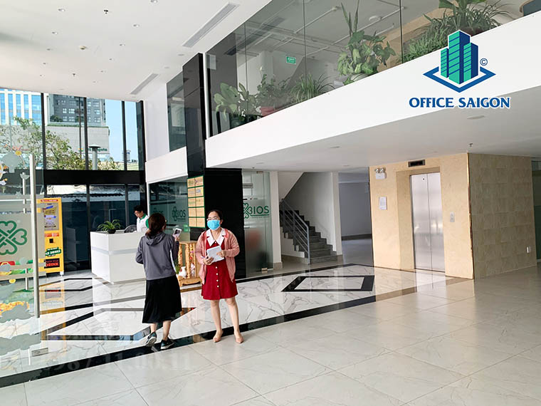 Khách xem mặt bằng tại tầng trệt văn phòng cho thuê IOS building quận Bình Thạnh
