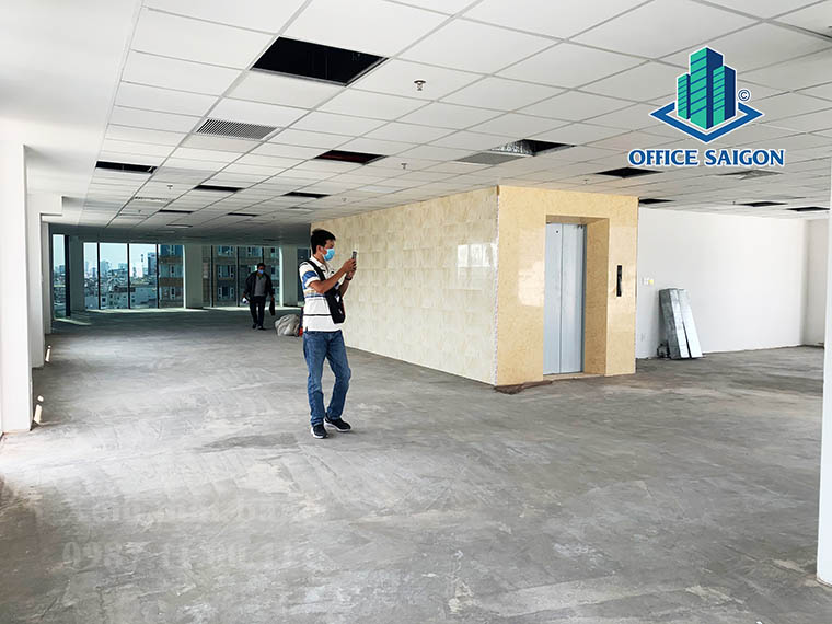 Khách xem mặt bằng thực tế tại văn phòng cho thuê IOS building quận Bình Thạnh