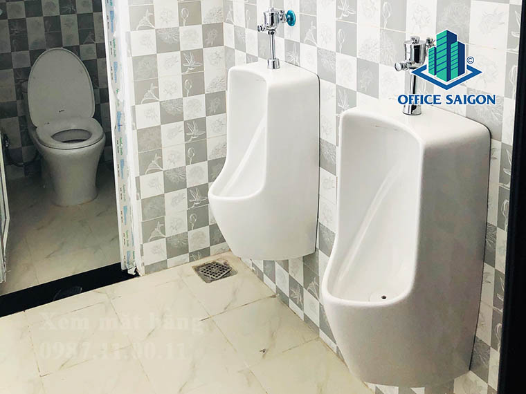 Hệ thống toilet tại văn phòng cho thuê IOS building quận Bình Thạnh
