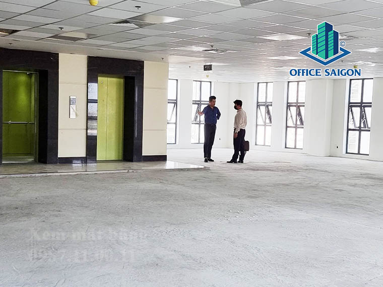 Khách khảo sát mặt bằng tại tầng 8 văn phòng cho thuê Metro tower quận Bình Thạnh