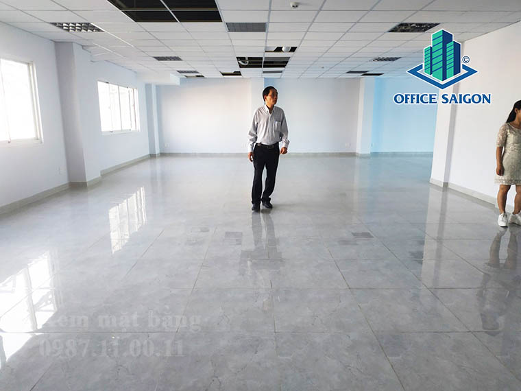 Khách xem mặt bằng tại 158m2 tâng 2 văn phòng cho thuê Victory House building quận Bình Thạnh
