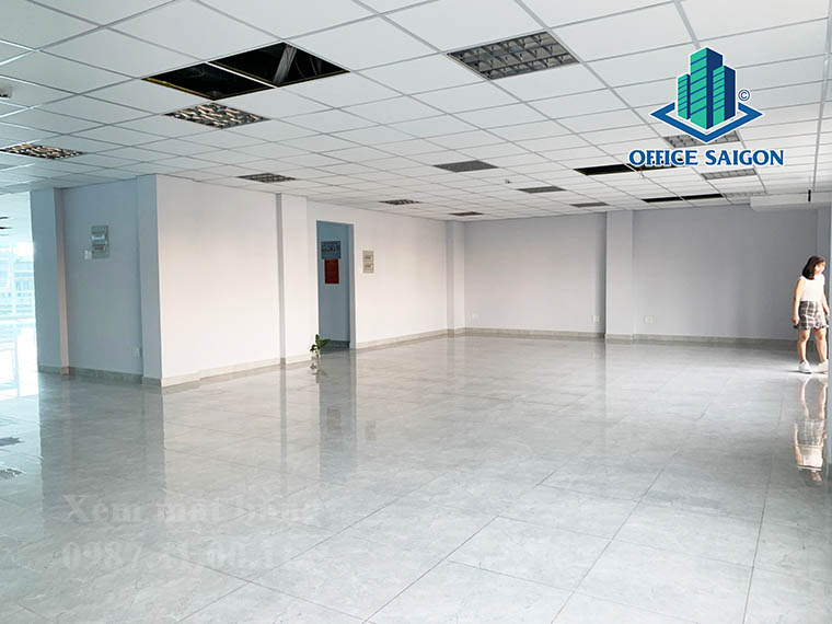 Khách xem mặt bằng 270m2 tại tầng 3 văn phòng cho thuê Victory House building quận Bình Thạnh