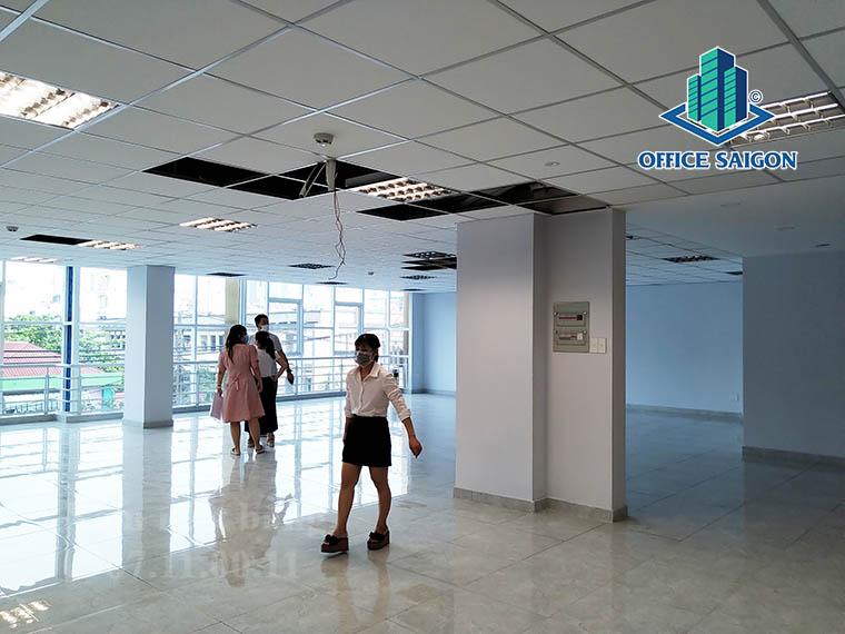 Khách xem mặt bằng tại tầng 2 văn phòng cho thuê Victory House building quận Bình Thạnh