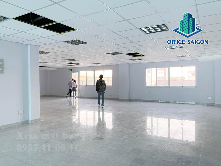 Khách xem mặt bằng tại tầng 3 văn phòng cho thuê Victory House building quận Bình Thạnh