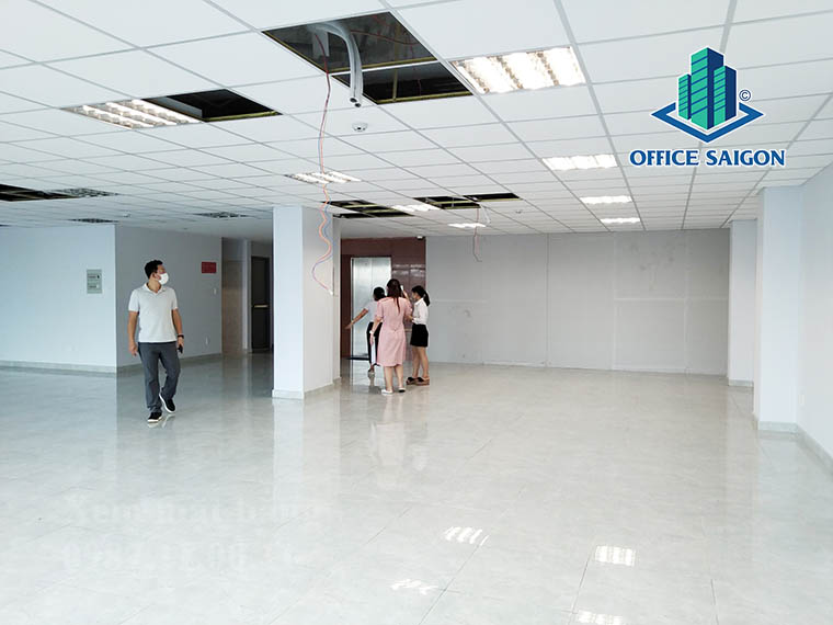 Khách xem mặt bằng thực tế tại tầng 2 văn phòng cho thuê Victory House building quận Bình Thạnh