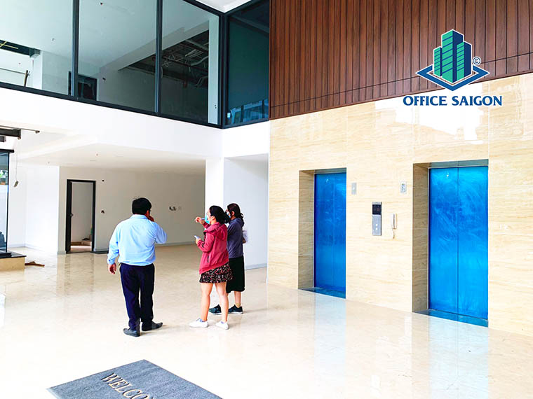 Khách xem mặt bằng tầng trệt tại văn phòng cho thuê MG building NKKN quận 3
