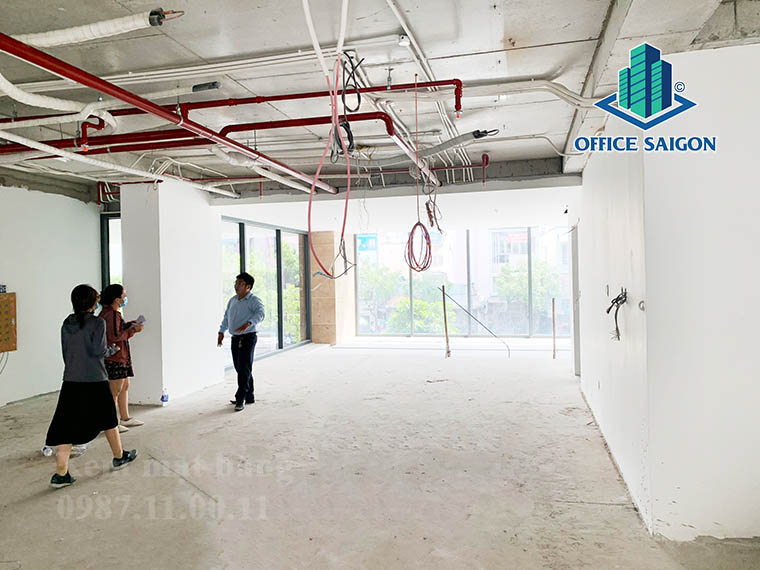 Khách xem mặt bằng tại tầng lững văn phòng cho thuê MG building NKKN quận 3