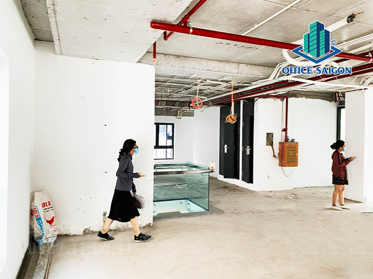Khách xem mặt bằng thực tế tại tầng lững văn phòng cho thuê MG building NKKN quận 3