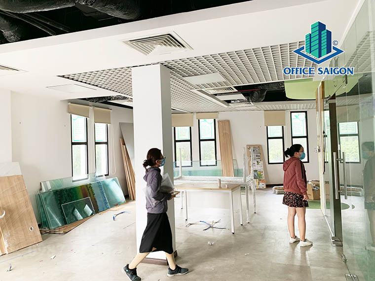 Khách xem mặt bằng 240m2 tại tầng 6 văn phòng cho thuê Nam Việt building quận Tân Bình