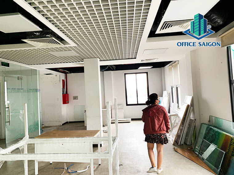 Khách xem mặt bằng tại tầng 6 văn phòng cho thuê Nam Việt building quận Tân Bình