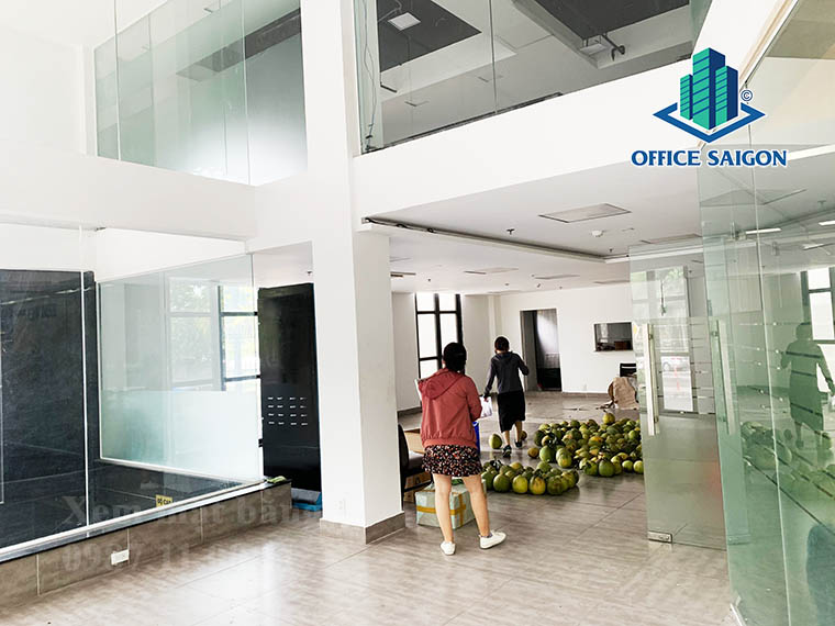 Khách xem mặt bằng thực tế tại văn phòng cho thuê Nam Việt building quận Tân Bình