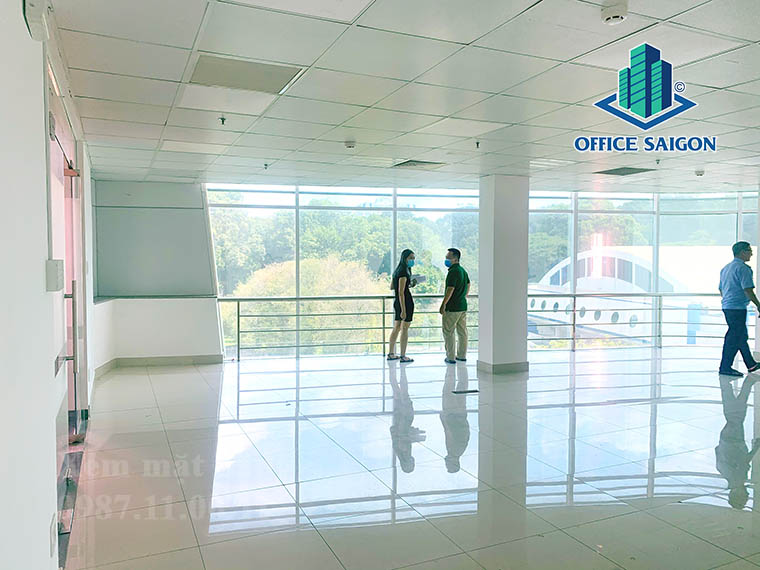 Khách xem mặt bằng 85m2 tại tầng 5 văn phòng cho thuê Khánh Phong building quận 1