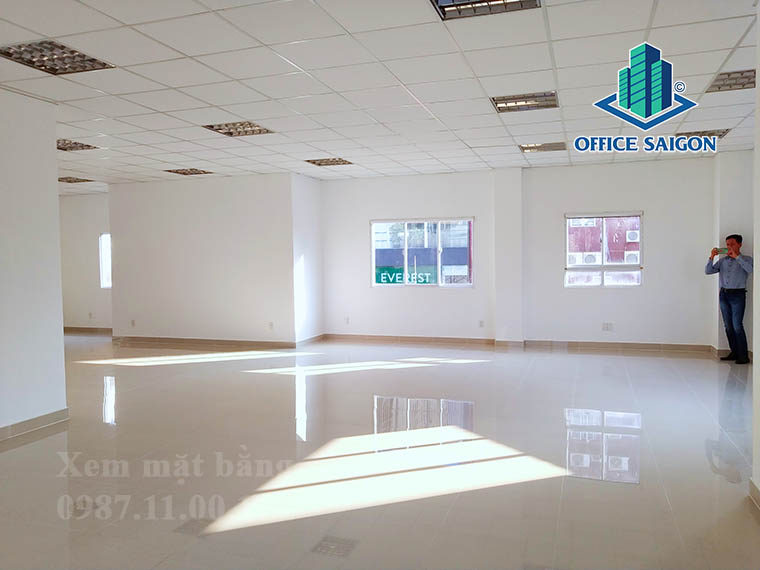 Khách xem mặt bằng thực tế tại văn phòng cho thuê G Tower quận 2