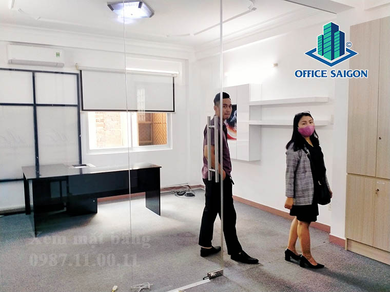 khách khảo sát mặt bằng tại văn phòng cho thuê Nhât Thành Oriana building quận 1
