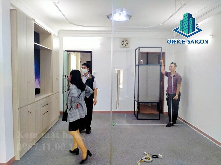 Khách xem mặt bằng tại tầng 2 văn phòng cho thuê Nhât Thành Oriana building quận 1