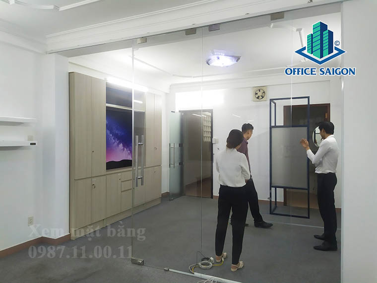Khách xem mặt bằng tại văn phòng cho thuê Nhât Thành Oriana building quận 1
