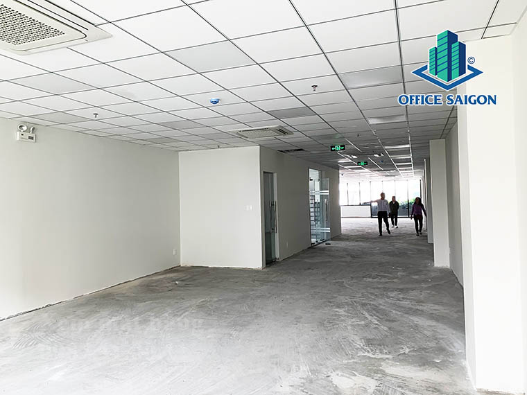 Khách khảo sát mặt bằng tại văn phòng cho thuê Rubicon building quận 2