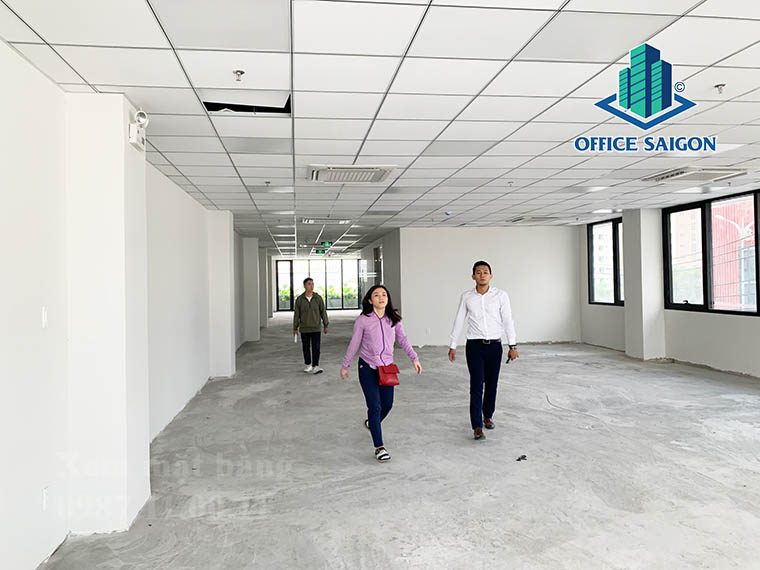 Khách xem mặt bằng 204m2 tại tầng 2 văn phòng cho thuê Rubicon building quận 2