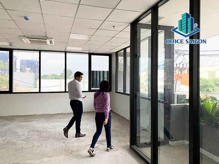 Khách xem mặt bằng thực tế tại tầng 2 văn phòng cho thuê Rubicon building quận 2