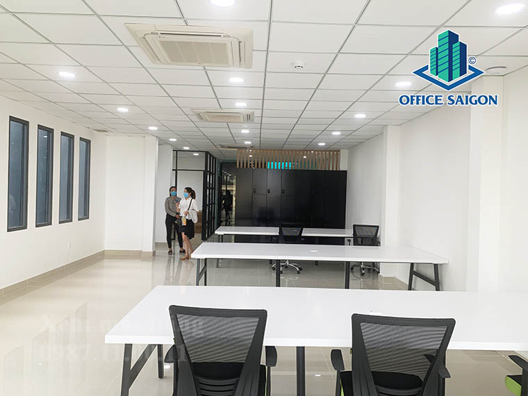 Khách xem mặt bằng 190m2 tại văn phòng cho thuê Dona Central quận 10