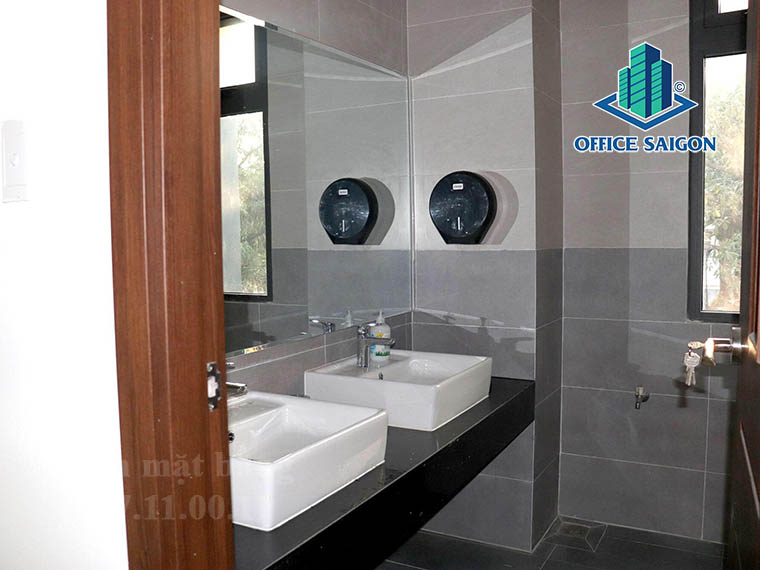 Toilet sang trọng tại văn phòng cho thuê Dona Central quận 10