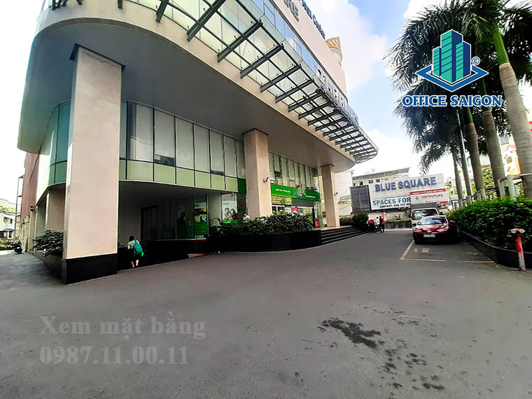 Sân đậu xe trước văn phòng cho thuê The Blue Square quận Tân Bình