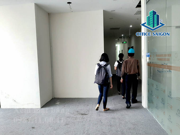 Khách xem mặt bằng tại văn phòng cho thuê The Blue Square quận Tân Bình