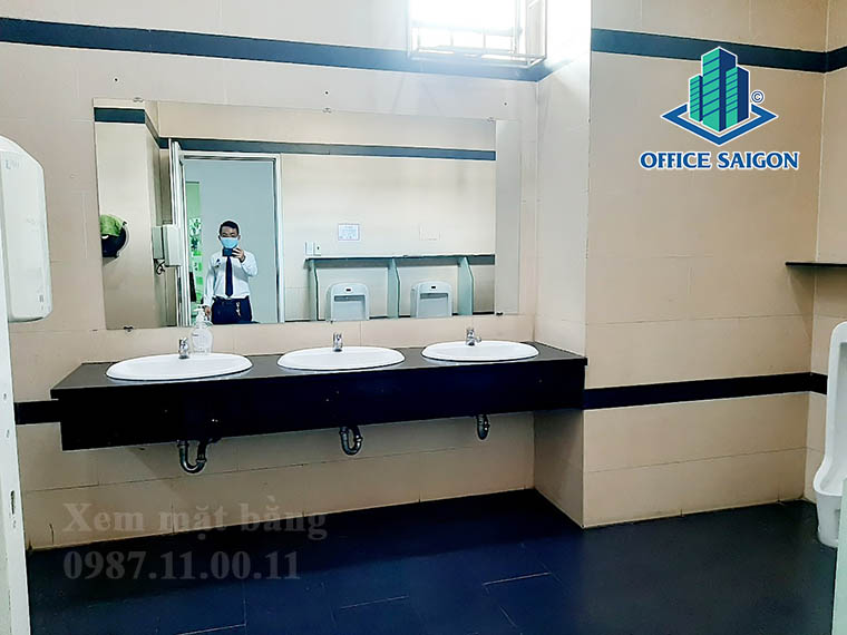Trang bị toilet tại văn phòng cho thuê The Blue Square quận Tân Bình