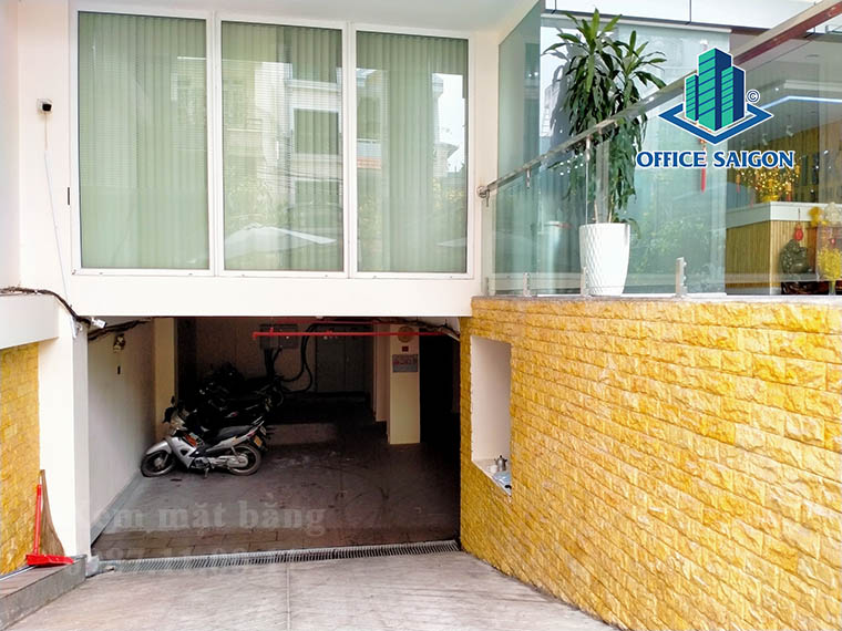 Lối xuống hầm giữ xe tại văn phòng cho thuê MINK building quận Tân Bình