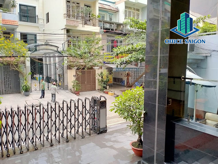 San trước văn phòng cho thuê MINK building quận Tân Bình