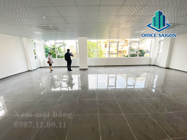 Khách xem mặt bằng tại tầng 3 văn phòng cho thuê TSA NĐC building quận Phú Nhuận