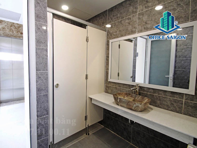Toilet tại văn phòng cho thuê TSA LQĐ building quận Phú Nhuận