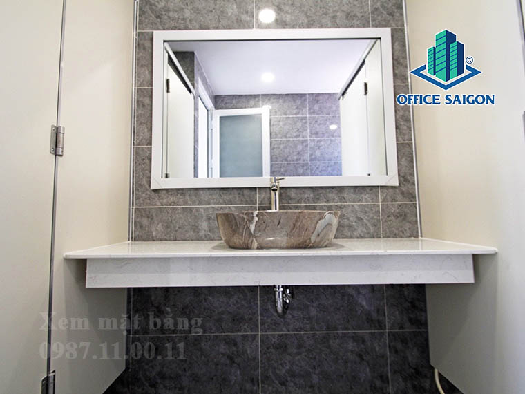 Trang bị toilet tại văn phòng cho thuê TSA LQĐ building quận Phú Nhuận