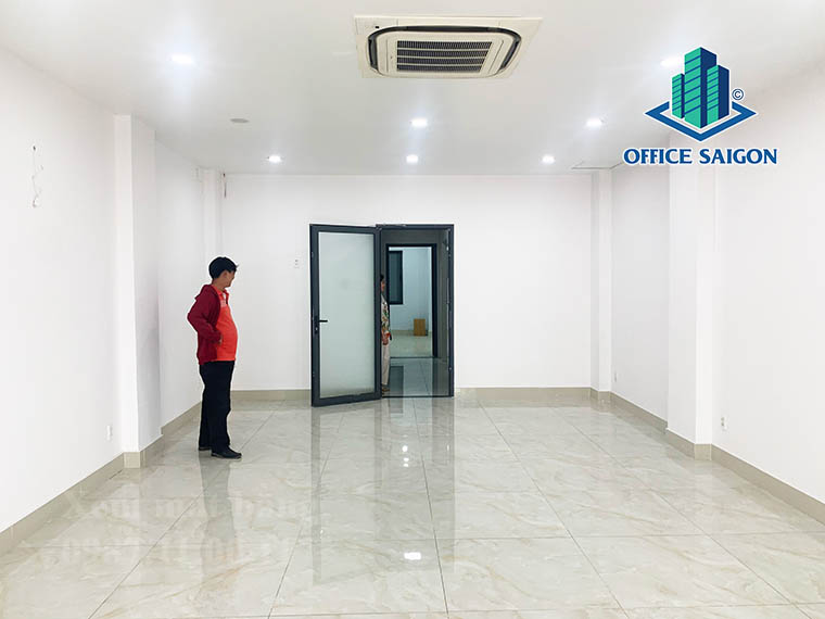 Khách xem mặt bằng 50m2 tại tầng 2 văn phòng cho thuê MBT building quận 5