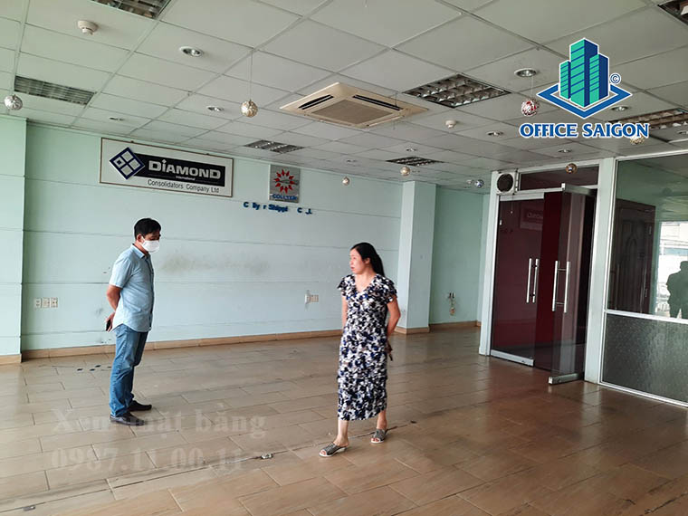 Khách xem mặt bằng thực tế tại tầng 5 văn phòng cho thuê Biển Đông building quận 4