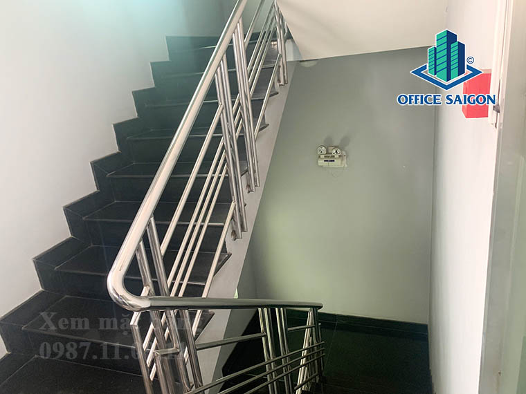 Cầu thang bộ tại văn phòng cho thuê Quỳnh Như building quận 1