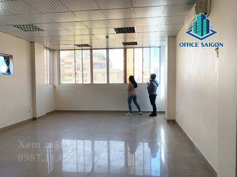 Khách xem mặt bằng 85m2 tại văn phòng cho thuê Quỳnh Như building quận 1