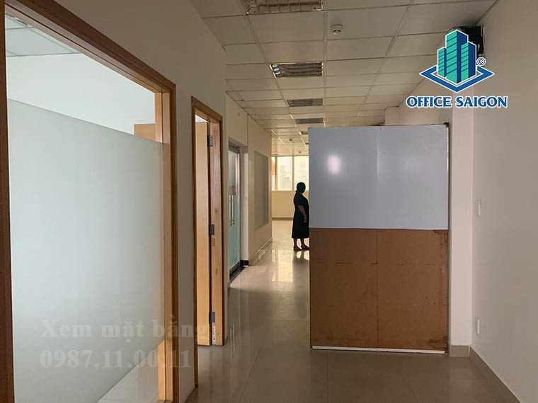Khách xem mặt bằng 85m2 tại tầng 3 văn phòng cho thuê Quỳnh Như building quận 1