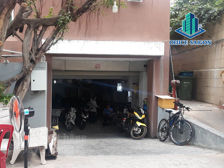 Lối xuống hầm giữ xe văn phòng cho thuê AGA building quận Phú Nhuận