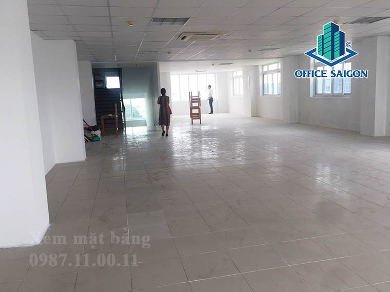 Khách xem mặt bằng tại tầng 5 văn phòng cho thuê AGA building quận Phú Nhuận