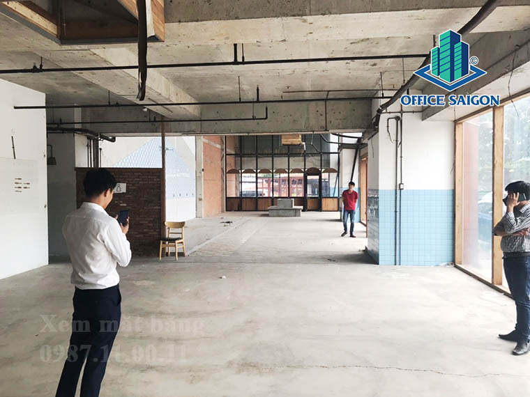 Khách xem mặt bằng tại tầng trệt văn phòng cho thuê Thanh Đa View quận Bình Thạnh